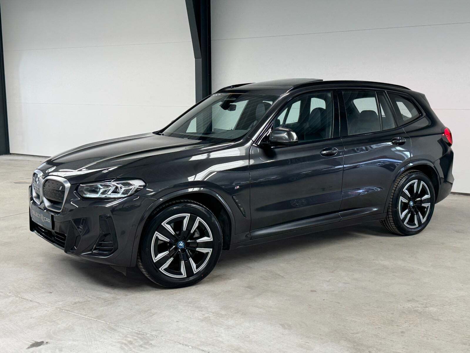 Grå BMW iX3 fra 2023