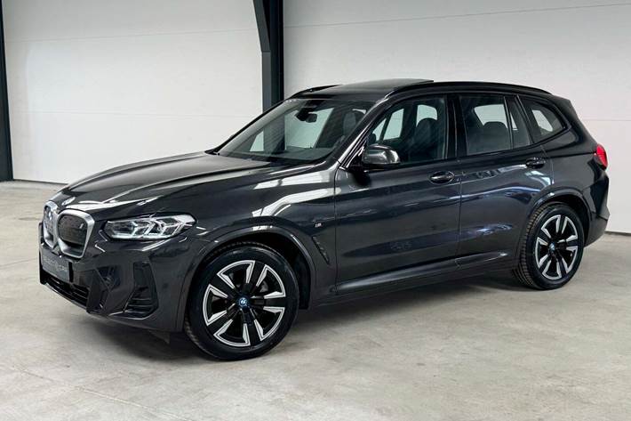 Grå BMW iX3 fra 2023