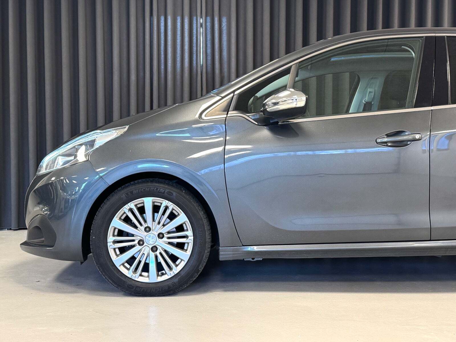 Grå Peugeot 208 fra 2017
