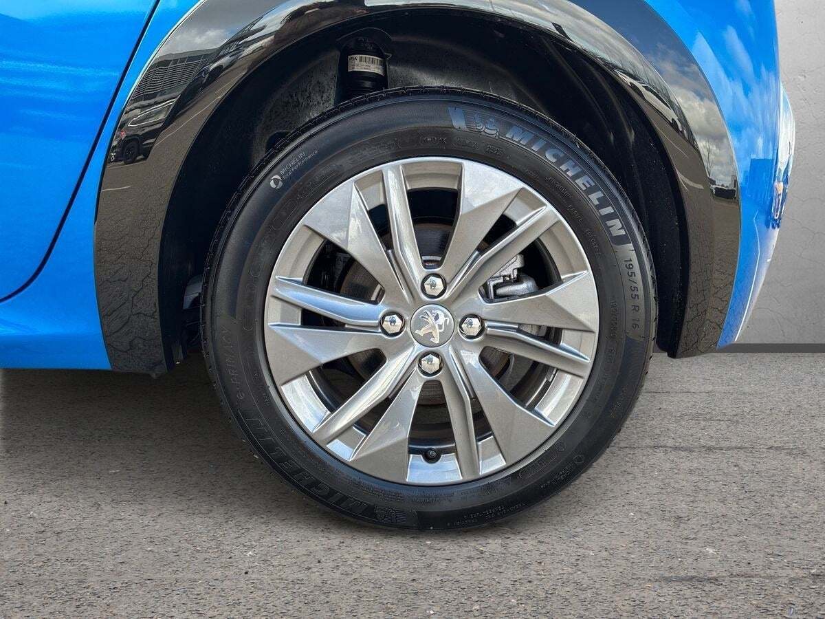 Blå Peugeot e-208 fra 2023