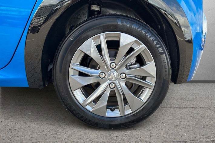Blå Peugeot e-208 fra 2023