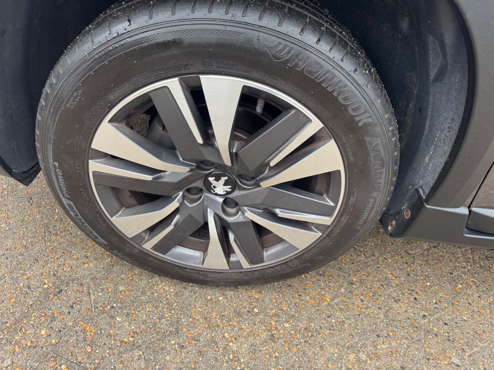 Grå Peugeot 2008 fra 2018