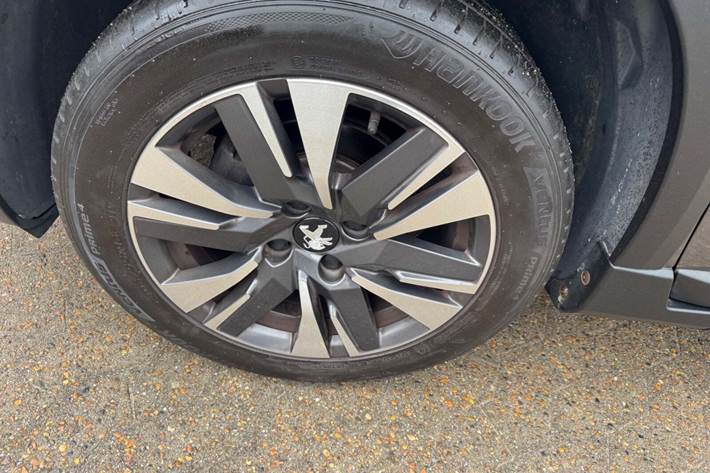 Grå Peugeot 2008 fra 2018