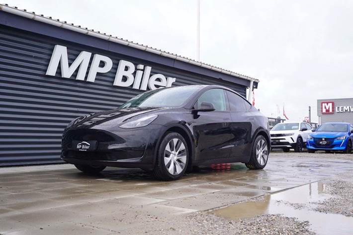 Sort Tesla Model Y fra 2023