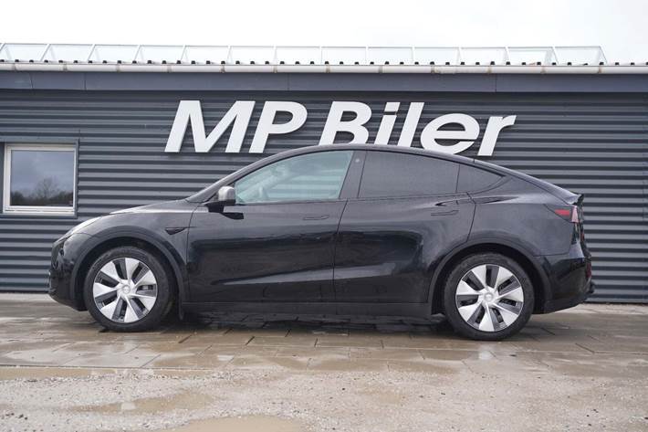 Sort Tesla Model Y fra 2023