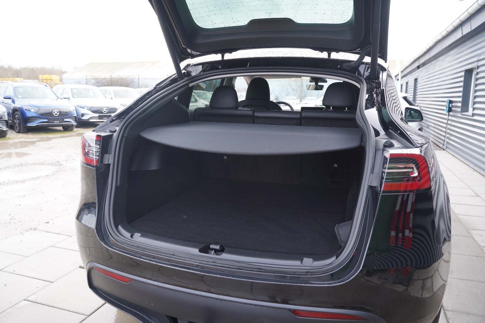 Sort Tesla Model Y fra 2023