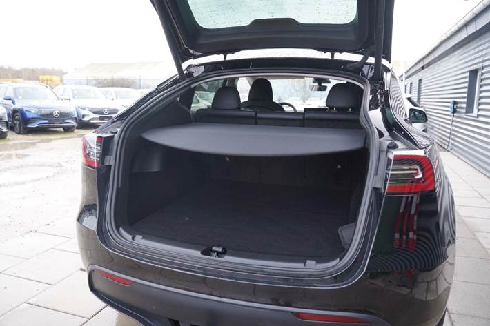 Sort Tesla Model Y fra 2023