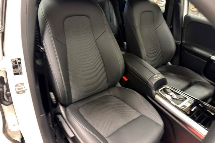 Hvid Mercedes EQA250+ fra 2024