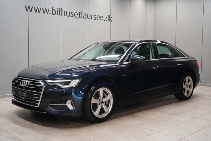 Blå Audi A6 fra 2023 set udefra