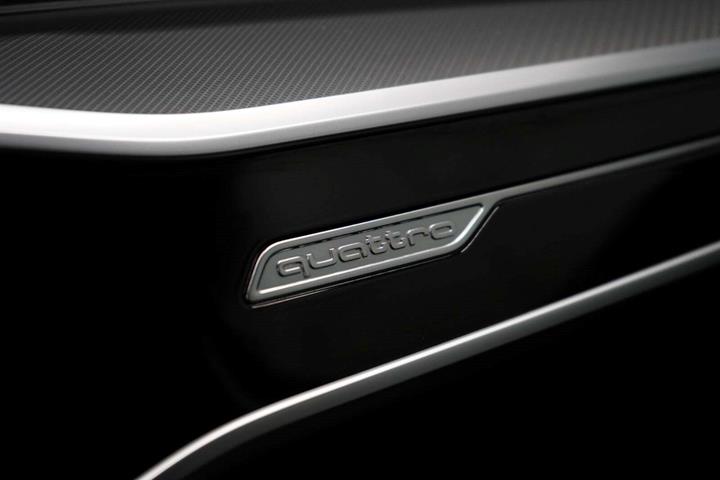 Blå Audi A6 fra 2023