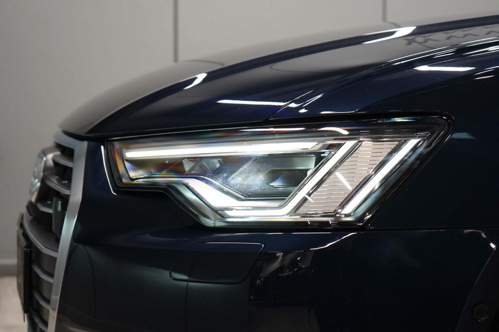 Blå Audi A6 fra 2023