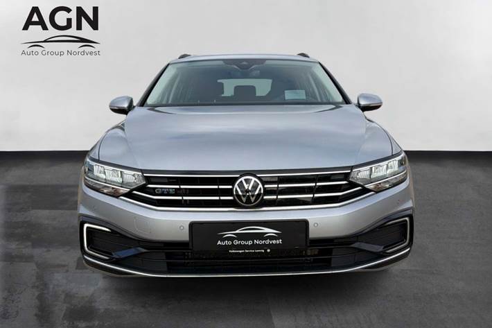 Sølv VW Passat fra 2021