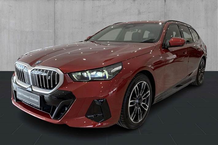 Rød BMW i5 fra 2025 set udefra