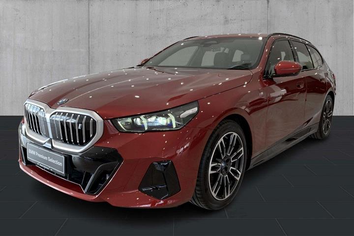 Rød BMW i5 fra 2025 set udefra