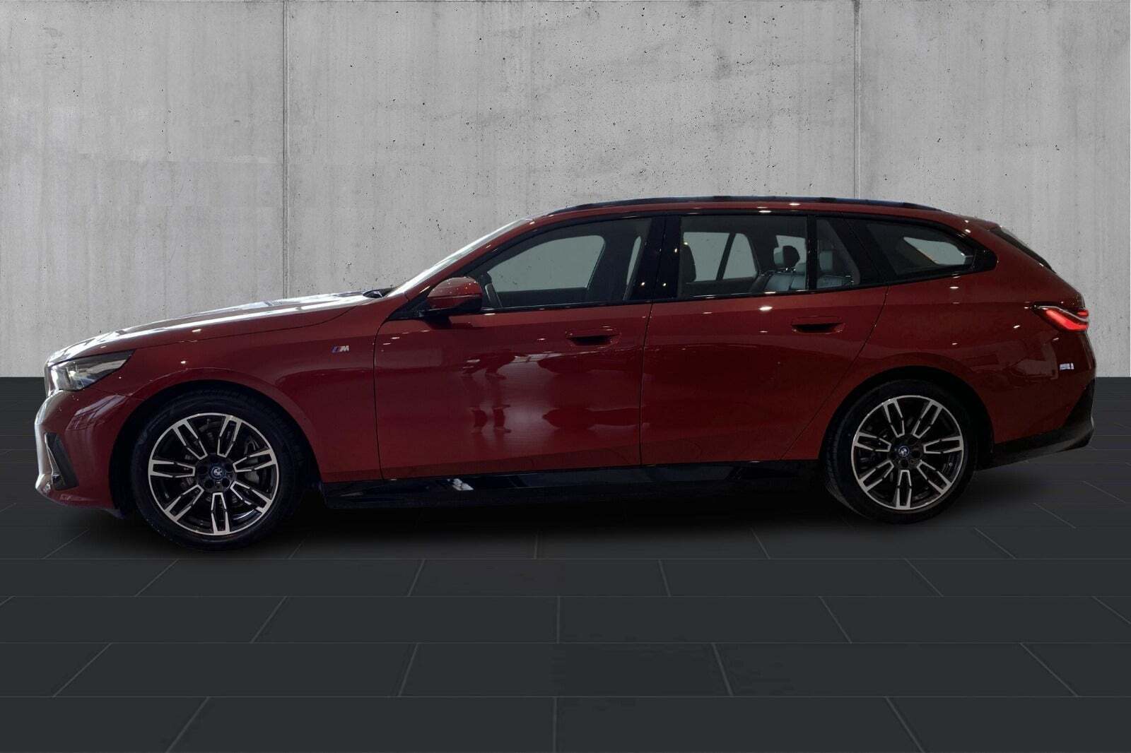 Rød BMW i5 fra 2025