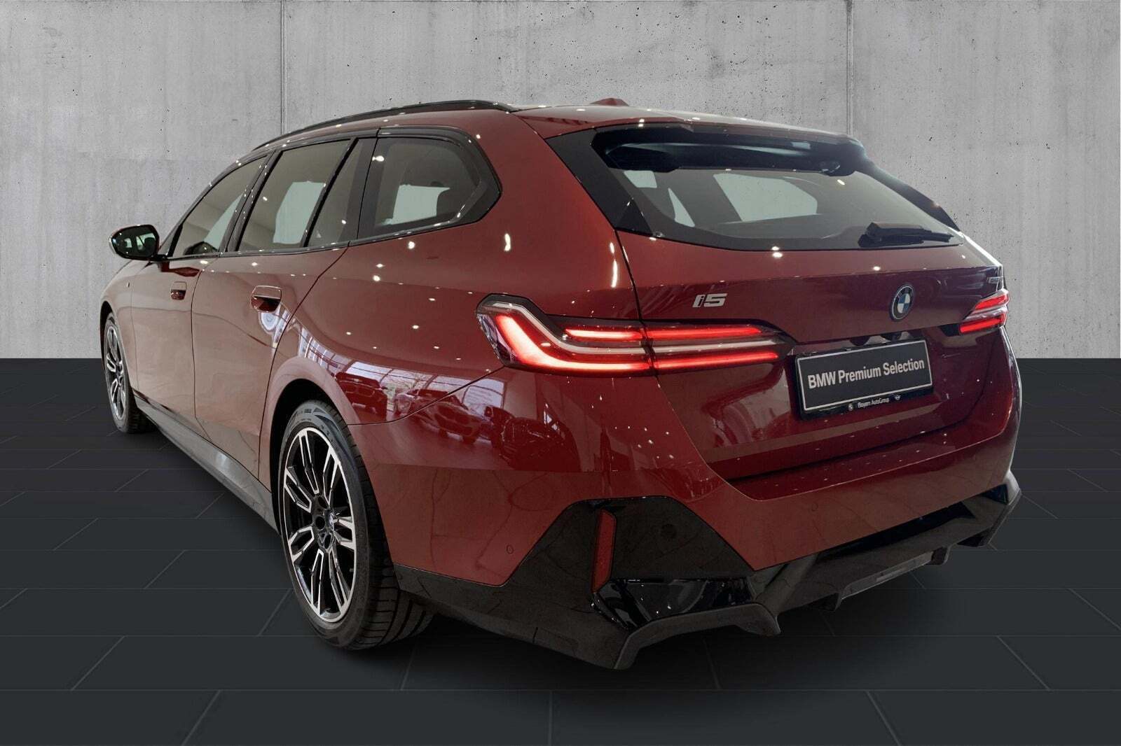 Rød BMW i5 fra 2025