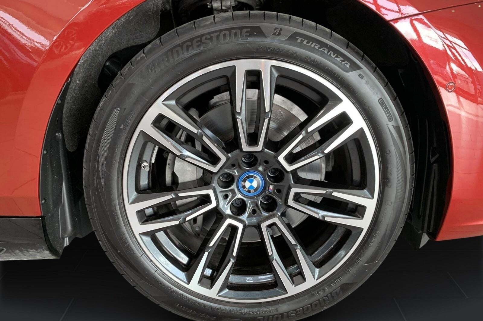 Rød BMW i5 fra 2025