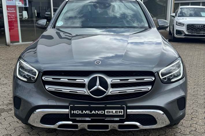 Grå Mercedes GLC300 de fra 2020