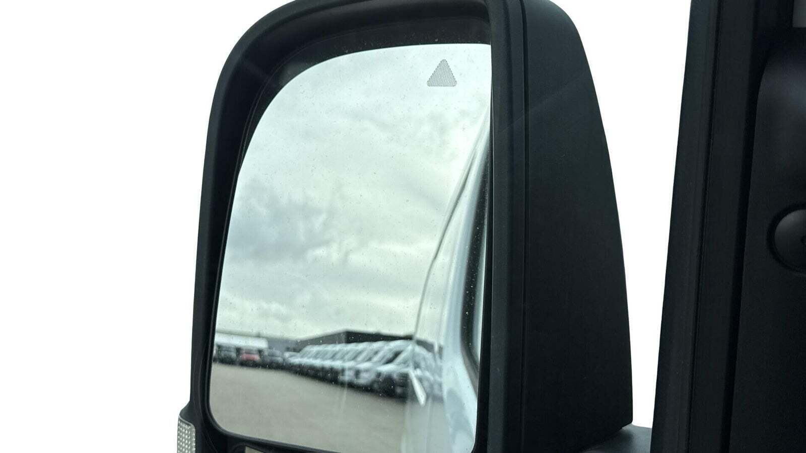 Hvid Mercedes Sprinter 317 fra 2024