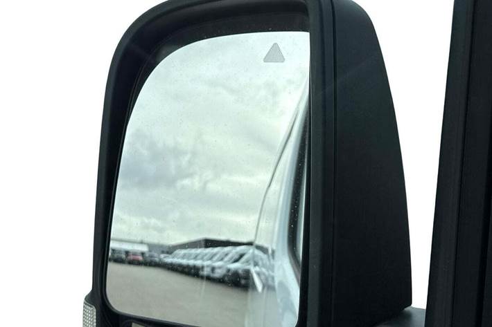 Hvid Mercedes Sprinter 317 fra 2024