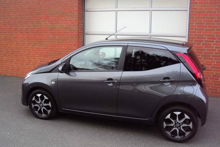 Grå Toyota Aygo fra 2021
