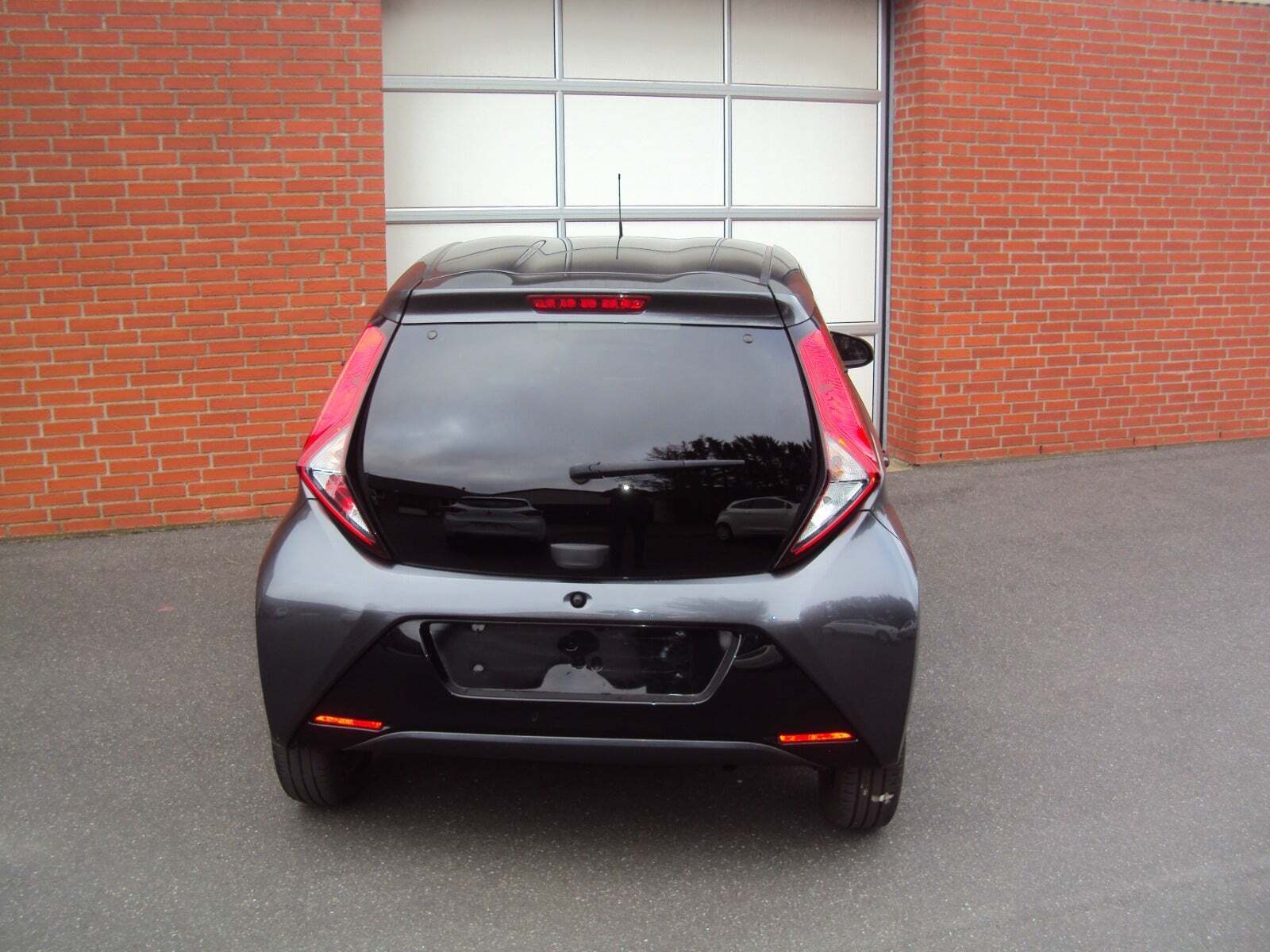 Grå Toyota Aygo fra 2021