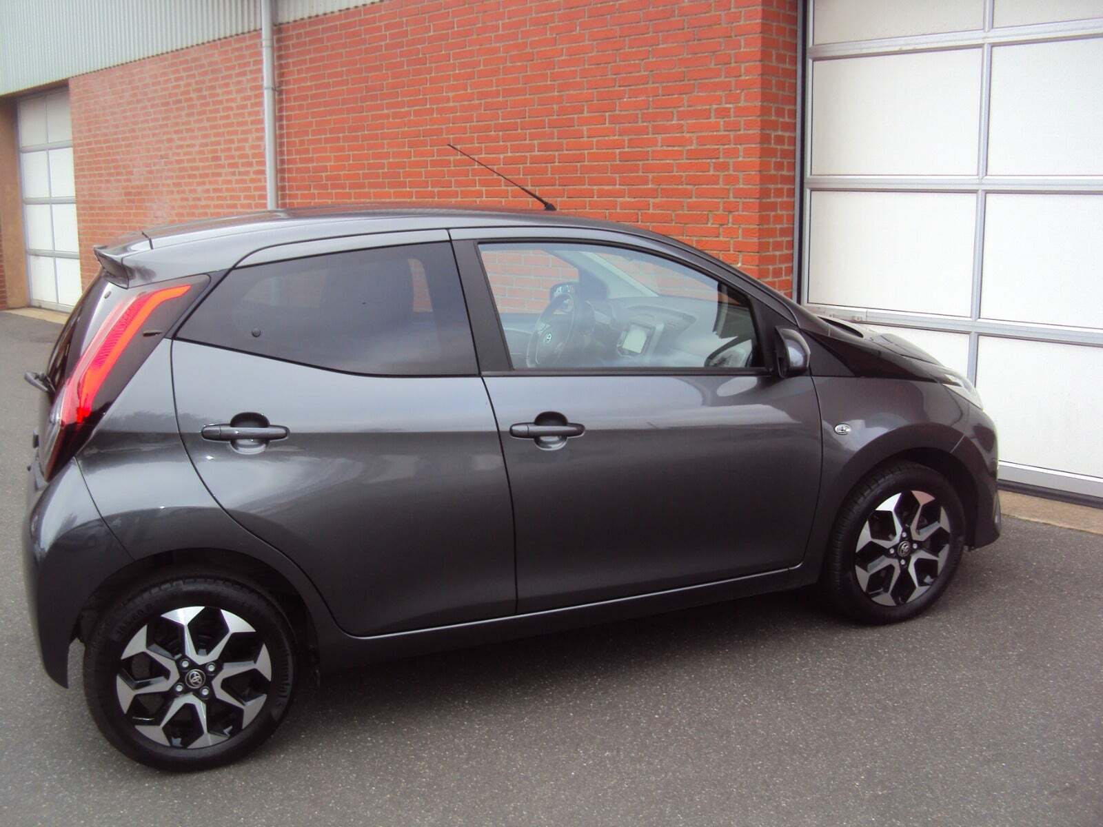 Grå Toyota Aygo fra 2021