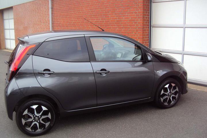 Grå Toyota Aygo fra 2021