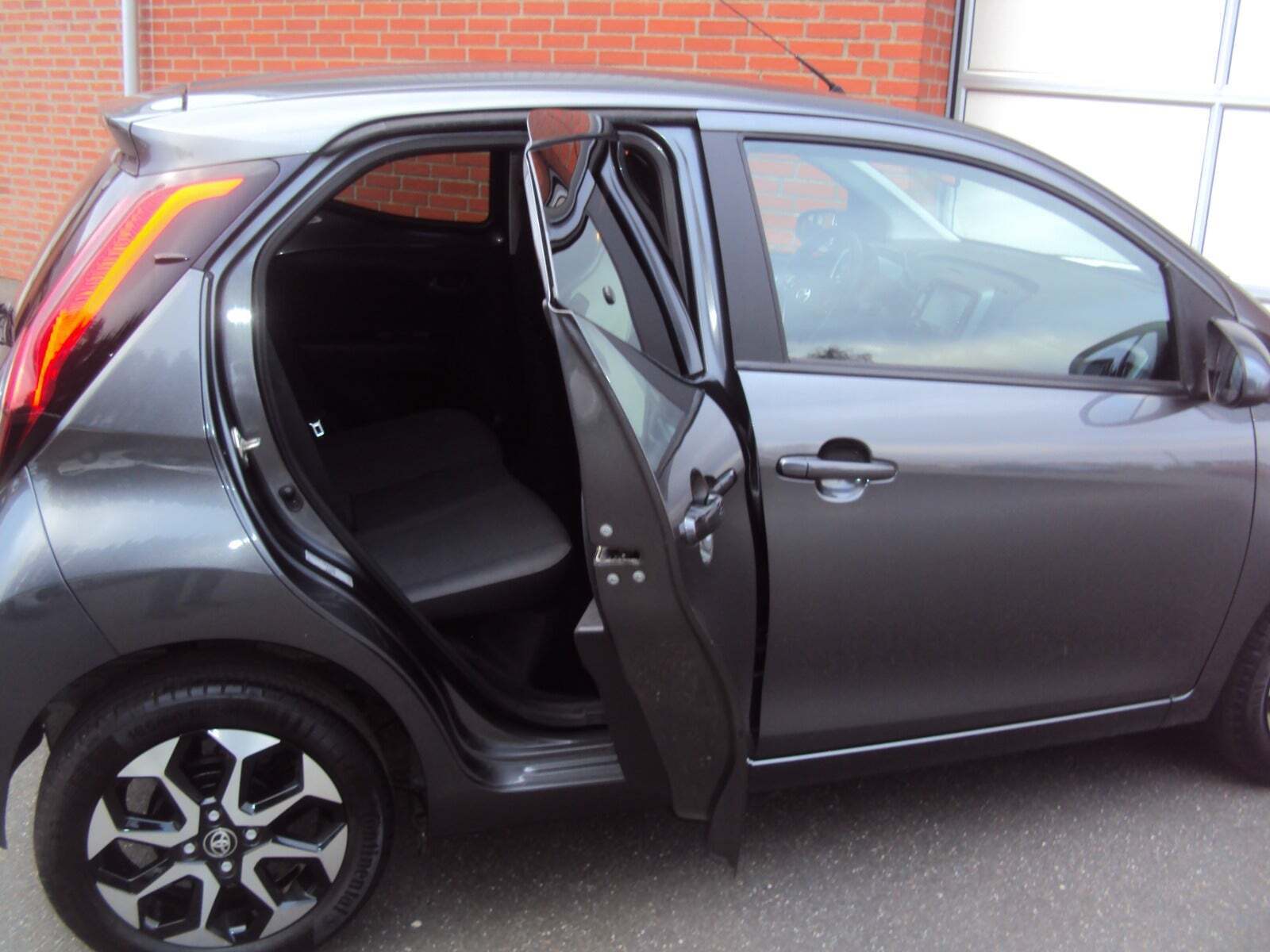 Grå Toyota Aygo fra 2021