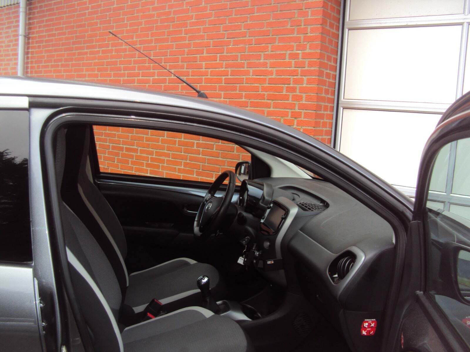 Grå Toyota Aygo fra 2021