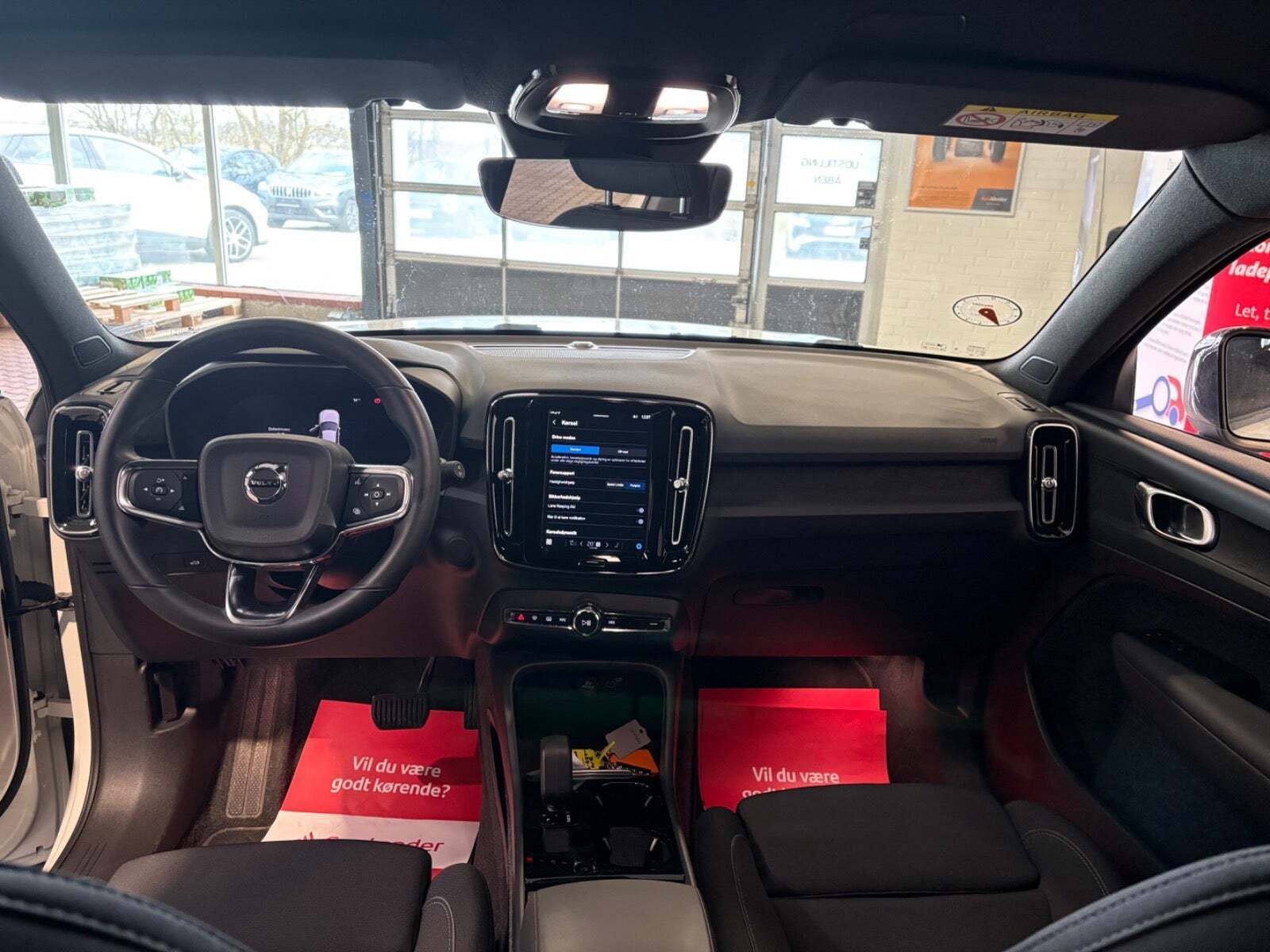 Hvid Volvo XC40 fra 2023