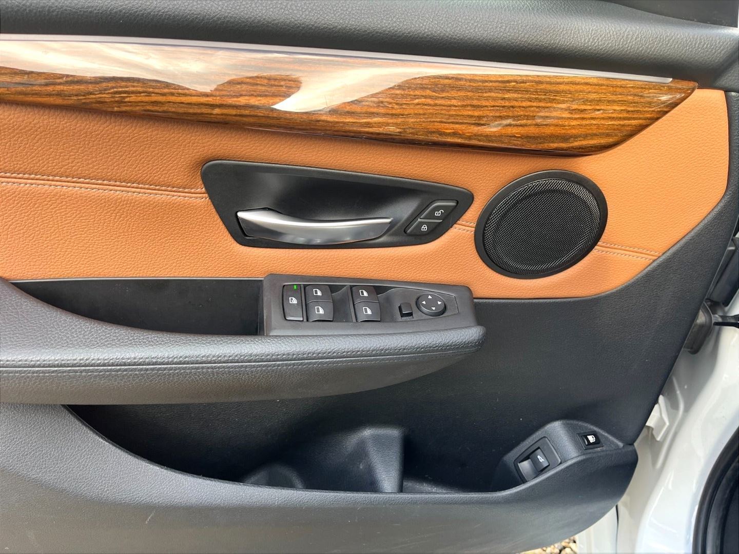 Hvid BMW 225xe fra 2018