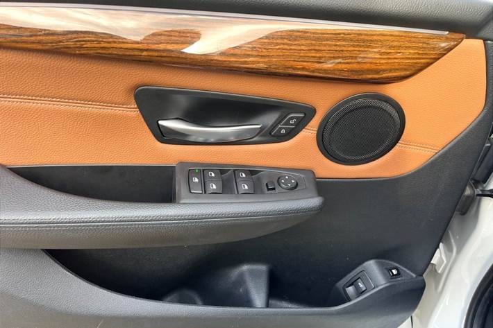 Hvid BMW 225xe fra 2018