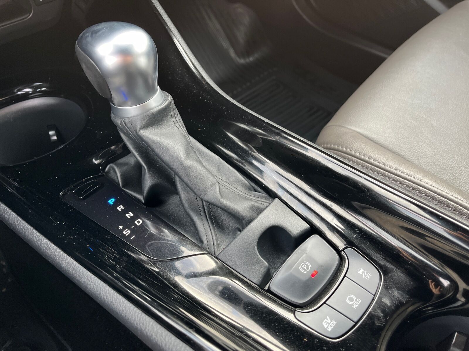 Hvid Toyota C-HR fra 2020