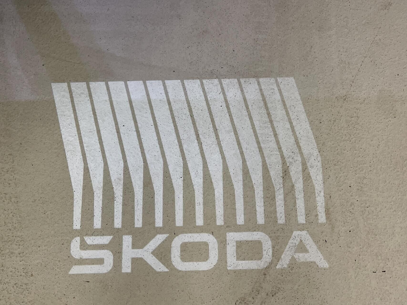 Grå Skoda Enyaq fra 2024