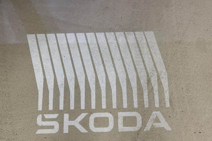 Grå Skoda Enyaq fra 2024