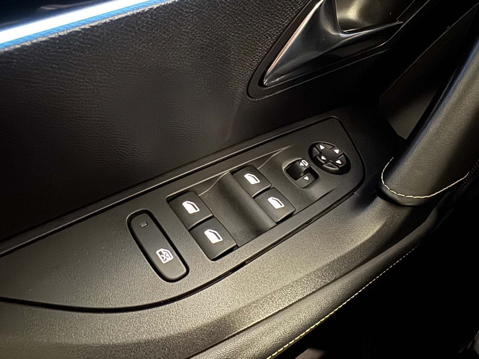 Hvid Peugeot e-2008 fra 2020