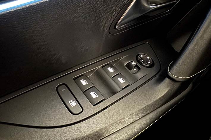 Hvid Peugeot e-2008 fra 2020