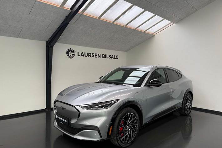 Sølv Ford Mustang Mach-E fra 2022