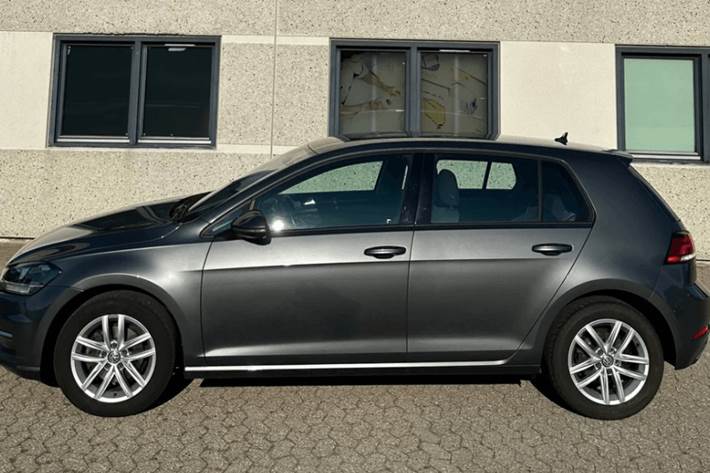 Grå VW Golf VII fra 2020