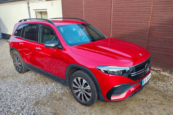 Rød Mercedes EQB300 fra 2022