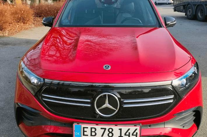Rød Mercedes EQB300 fra 2022