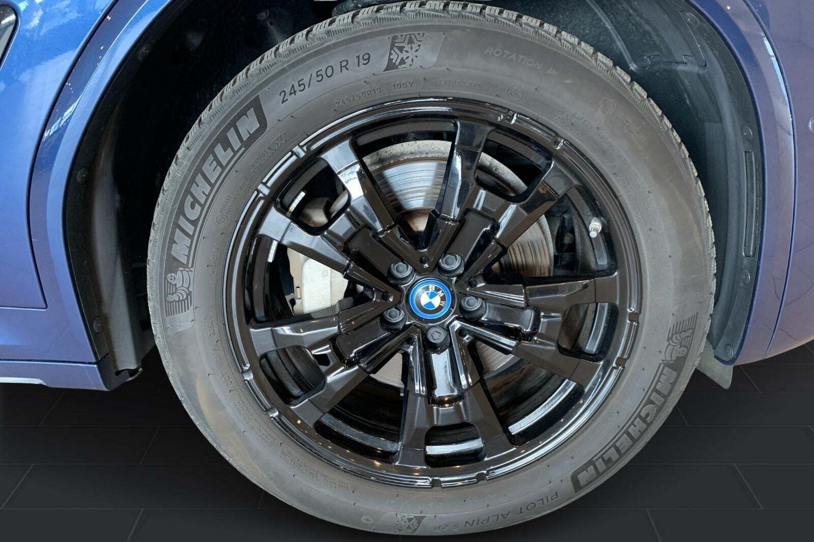 Blå BMW iX3 fra 2023