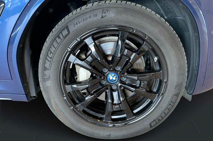 Blå BMW iX3 fra 2023