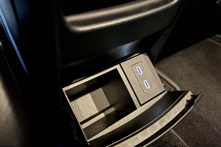 Grå Mercedes EQB300 fra 2024