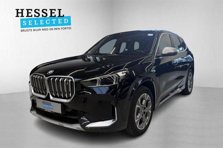 Sort BMW iX1 fra 2023 set udefra