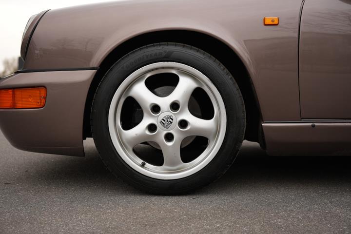 Bronze Porsche 911 fra 1984