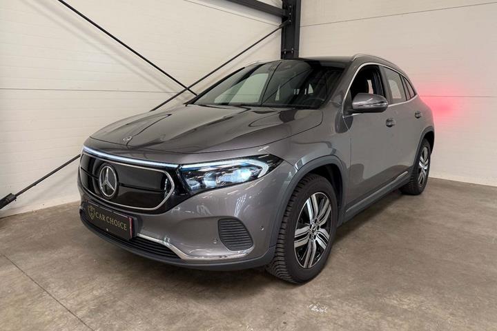 Sort Mercedes EQA250 fra 2023 set udefra