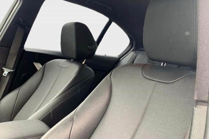 Sort BMW 320d fra 2016