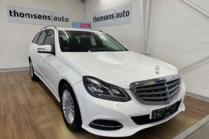 Hvid Mercedes E200 fra 2014 set udefra